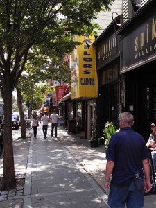 威廉斯堡鬧區Bedford Street，路上悠閒的路人甲。