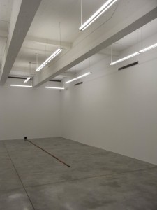 這間Chelsae畫廊展的東西已經空吳到只剩下水管一根和日光燈了...